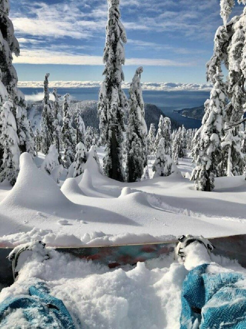 Красивый зимний пейзаж глазами сноубордиста
