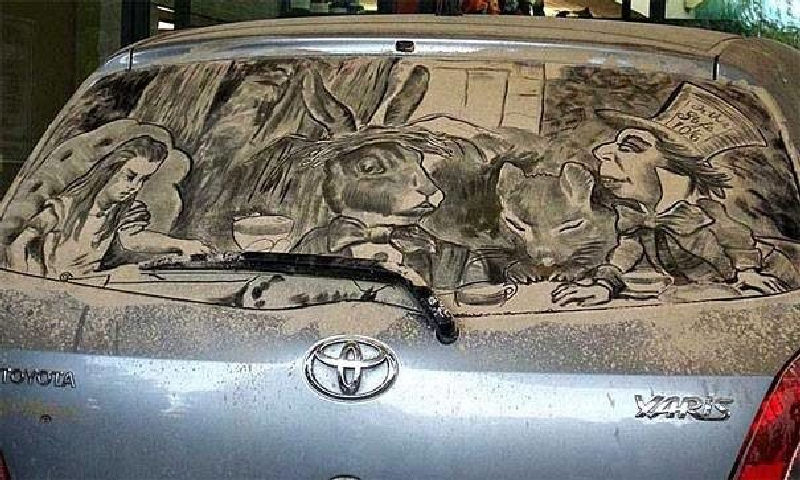 Невероятный рисунок на грязном стекле автомобиля